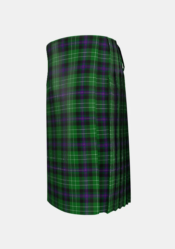 Traditional_Hibs_tartan_left_image_with_pleated_design_and_adjustable_buckles_for_men